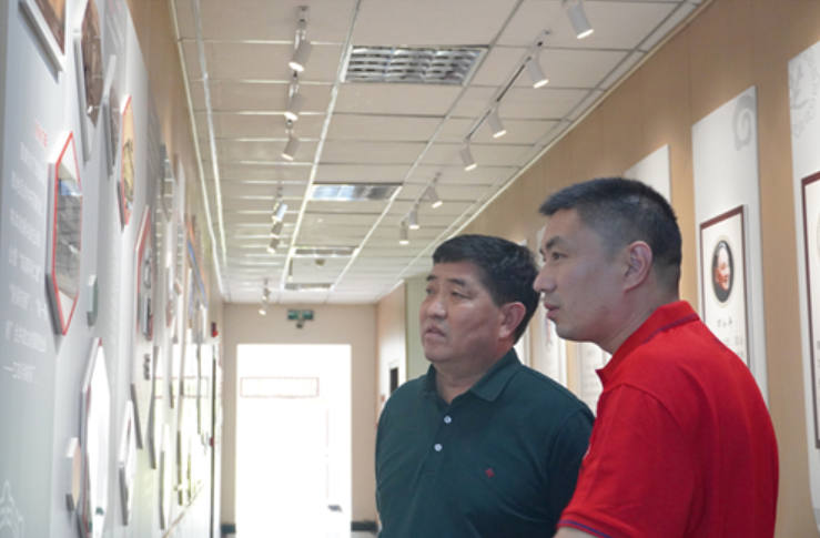 冰球突破880爆分视频集团董事长李振国先生莅临金鼎药业视察指导