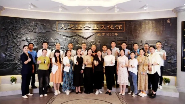 冰球突破880爆分视频健康大楼为中医药文化进校园助力赋能